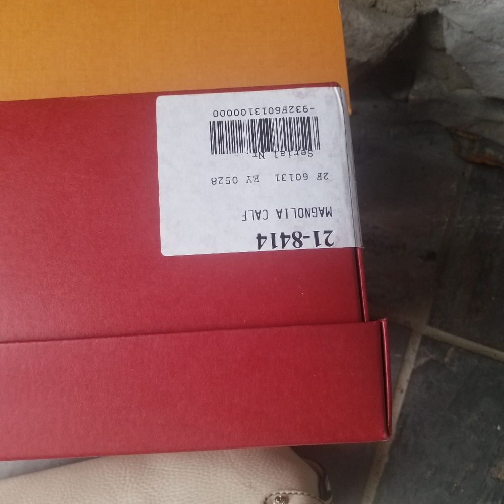 Gorgeous Ferragamo Shoulder Bag - Picture 3 of 9